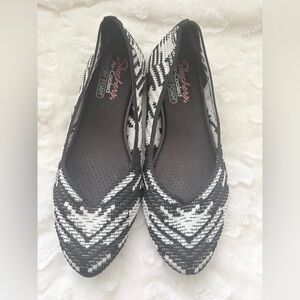 Skechers Women's Black and White Flats in size 8